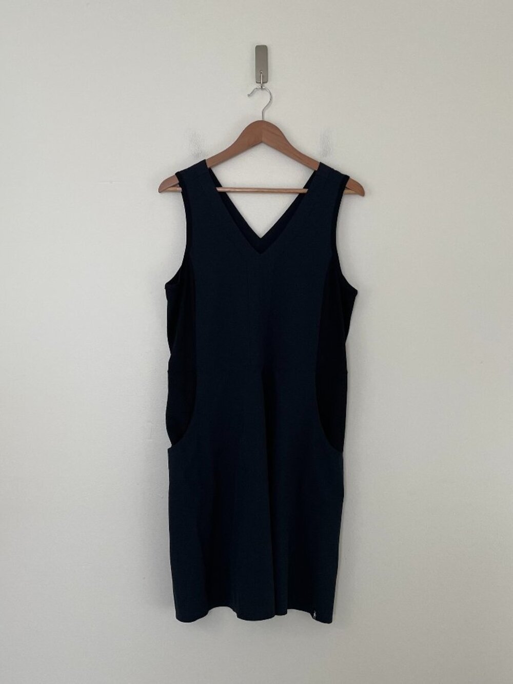 SmartWool Black Merino Sleeveless V Neck Pullover Sport Dress Size Large